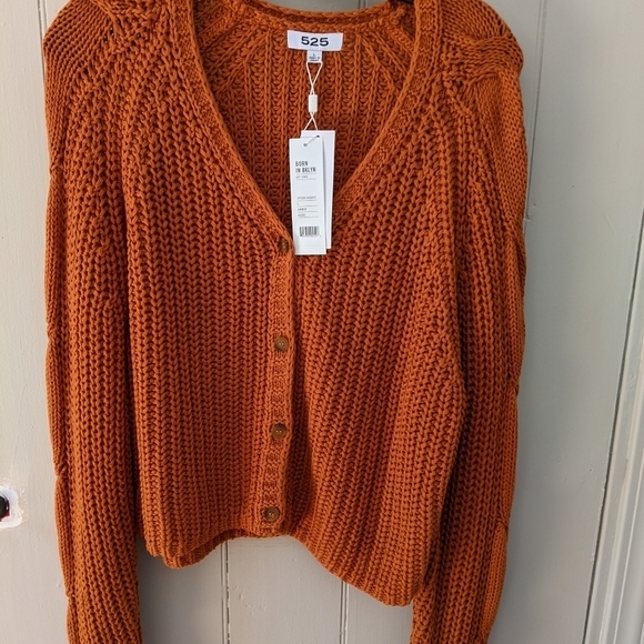 Brand New sweater 525 - Picture 7 of 9